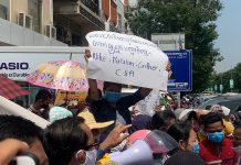 កម្មកររោងចក្រវ៉ាយអូលែត​ជាង​៣០០នាក់ កំពុង​តវ៉ា​តាម​ដង​ផ្លូវ​នៅ​​រាជធានីភ្នំពេញ នៅថ្ងៃទី២៣ ខែកក្កដា ឆ្នាំ២០២០។ (រូបភាពដោយឈ្មោះ ឱ ម៉េងហៀង)