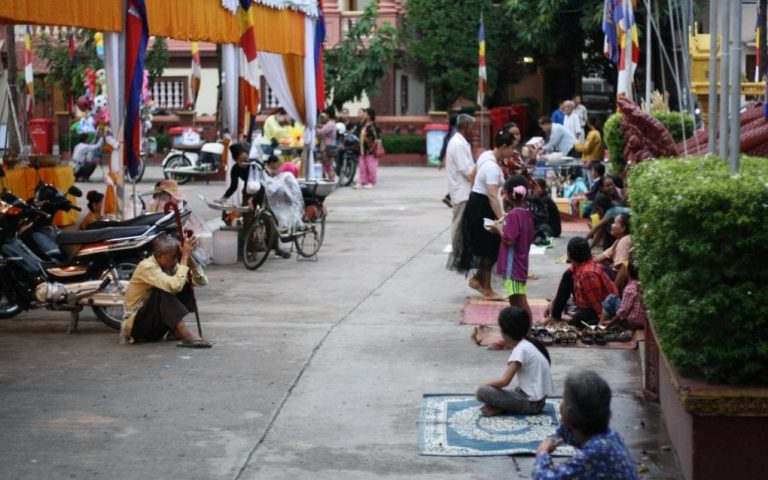 កូវីដ ១៩ ធ្វើឲ្យចំនួនពុទ្ធបរិស័ទថយចុះក្នុងពីធីបុណ្យភ្ជុំបិណ្ឌ