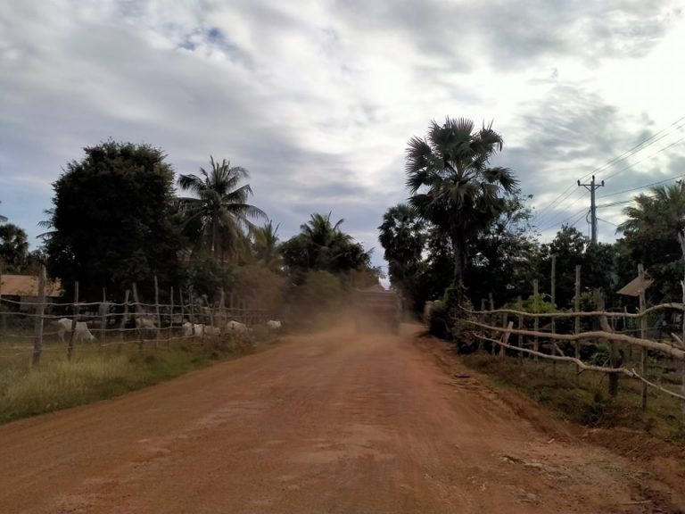 ប្រជាជនក្នុងភូមិចំនួនបីនៅខេត្តកំពង់ស្ពឺ ត្អូញត្អែរពីបញ្ហាផ្លូវខូច និងដីហុយខ្លាំង