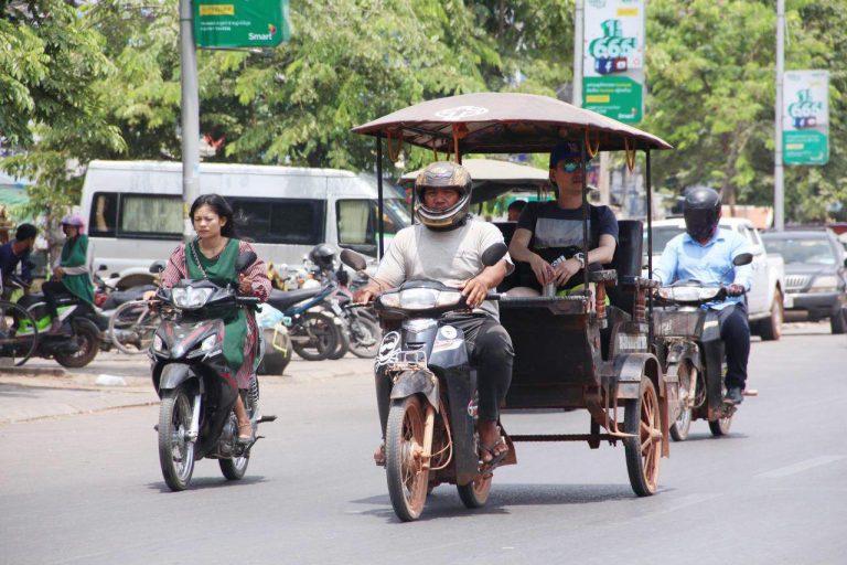 Vox Pop: អ្នកបើកបរកង់បីខ្មែរត្អូញត្អែរពីបញ្ហាប្រាក់ចំណូលធ្លាក់ចុះ ដោយសារកំណើនកង់បីឥណ្ឌា