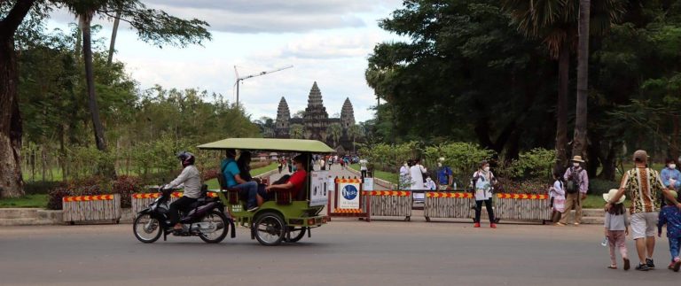 ក្មេងៗបន្តលក់នៅតំបន់អង្គរវត្តដើម្បីជីវភាពគ្រួសារ