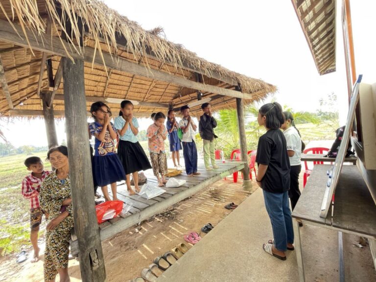 យុវជនមួយក្រុមនៅស្រុកឈូក ខេត្តកំពត ស្ម័គ្រចិត្តបង្រៀនអង់គ្លេសដល់កុមារក្នុងសហគមន៍