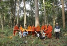 ព្រះសង្ឃ និង យុវជន បំបួសដើម្បីការពារ និងអភិរក្ស នៅតំបន់ព្រៃសង្ឃសហគមន៍រុក្ខាវ័ន កាលពីថ្ងៃ២៩ ខែមករា ឆ្នាំ២០២៣។
