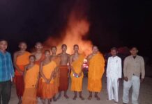 ព្រះសង្ឃ និងពុទ្ធបរិស័ទ ឈរថតរូបនៅមុខកុដិដែលត្រូវអគ្គិភ័យឆាបឆេះ នៅវត្តសិលារតនារាម ស្ថិតនៅក្នុងភូមិឡាកាយ ឃុំថ្មកែវ ស្រុកសៀមប៉ាង ខេត្តស្ទឹងត្រែង ថ្ងៃទី៥ ខែកុម្ភៈ ឆ្នាំ២០២៣។