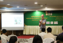 លោក Thorsten Karg អ្នកគ្រប់គ្រងគម្រោង នៃអង្គការ DW Akademie ធ្វើបទបង្ហាញស្តីពី «អក្ខរកម្មប្រព័ន្ធផ្សព្វផ្សាយ និងព័ត៌មាន» ក្នុងរាជធានីភ្នំពេញ ថ្ងៃទី៧ ខែកុម្ភៈ ឆ្នាំ២០២៣។
