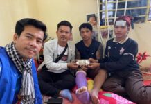 លោក ស៊ី គឹមសង់ និងក្រុមការងារ យកថវិកាទៅផ្ដល់ឱ្យកីឡាករ ស៊ឺន ថៃសាន់ ដែលរងរបួសបាក់ជើង។