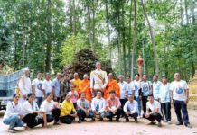 ព្រះសង្ឃ និងពលរដ្ឋខ្មែរក្រោម ជួបជុំថតរូបជាមួយរូបសំណាក់លោកឧកញ៉ា សឺន គុយ នៅវត្តពោធិចុឡាមណីព្រះចេតិយ ក្នុងស្រុកថ្កូវ ខេត្តព្រះត្រពាំង ទឹកដីកម្ពុជាក្រោម ថ្ងៃទី២៨ ខែកុម្ភៈ ឆ្នាំ២០២។