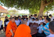 ព្រះសង្ឃ និងយុវជននាំគ្នាប្រមូលថវិកា និងសម្ភារសិក្សា ទៅជួយឧបត្ថម្ភដល់សិស្សានុសិស្សនៅសាលាបឋមសិក្សាព្រៃដុំ ស្ថិតនៅភូមិព្រៃដុំ ឃុំចើងដើង ស្រុកបារាយណ៍ ខេត្ដកំពង់ធំ ថ្ងៃទី១ ខែមីនា ឆ្នាំ២០២៣។