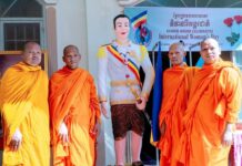 ព្រះសង្ឃចូលរួមពិធីអភិសេករូបសំណាកលោកឧកញ៉ា សឺន គុយ នៅភូមិបន្ទាយក្រ ស្រុកថ្កូវ ខេត្តព្រះត្រពាំង ទឹកដីកម្ពុជាក្រោម នៅថ្ងៃទី៨ ខែមីនា ឆ្នាំ២០២៣ ។