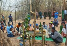 ប្រជាពលរដ្ឋរៀបចំសែនព្រេន ក្នុងពេលប្រារព្ធពិធីបុណ្យព្រៃឡង់ ដែលស្ថិតនៅភូមិឫស្សីស្រុក ឃុំរួសរាន់ ស្រុករវៀង ខេត្តព្រះវិហារ ថ្ងៃទី១៣ ខែមីនា ឆ្នាំ២០២៣។