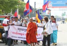 ព្រះតេជព្រះគុណ សយ សាត អំឡុងពេលចូលរួម​ធម្មយាត្រា​លើក​កម្ពស់​សីលធម៌​សង្គម ​ជាមួយ​សមាគម​គ្រូបង្រៀនកម្ពុជាឯករាជ្យ។
