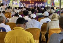 អ្នកគាំទ្របក្សភ្លើងទៀនរក្សាភាពស្ងៀមស្ងាត់អំឡុងពេលយុទ្ធនាការឃោសនាបោះឆ្នោត