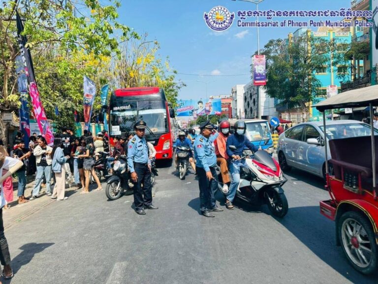 សមត្ថកិច្ច​​​ព្រមានចាត់វិធានការផ្លូវច្បាប់ចំពោះការលេងប៉ាតម្សៅ និង​បាញ់​ទឹកបែប​អនាធិប​តេយ្យ