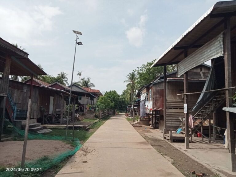 ពលរដ្ឋនៅឃុំកោះស្នែង​​ស្នើ​អាជ្ញាធរ​​តភ្ជាប់​បណ្តាញ​អគ្គិសនី​និង​ទឹក​ស្អាត​ ខណៈនៅទី​នោះ​ពុំទាន់​មាន​​ហេដ្ឋារចនា​សម្ព័ន្ធ​​គ្រប់​​គ្រាន់​