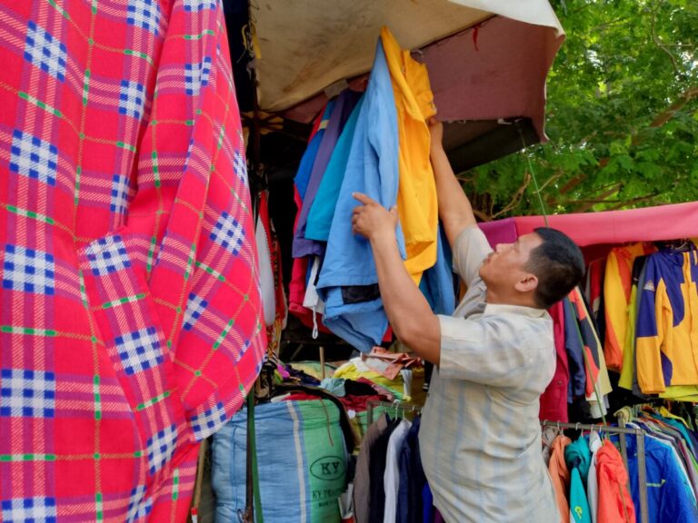 កម្រងរូបភាព៖ មុខរបរលក់ខោ​​​អាវ​​ជជុះ​​នៅជិត​​ផ្សារ​​បឹង​​កេង​​កង ក្រុងភ្នំពេញ