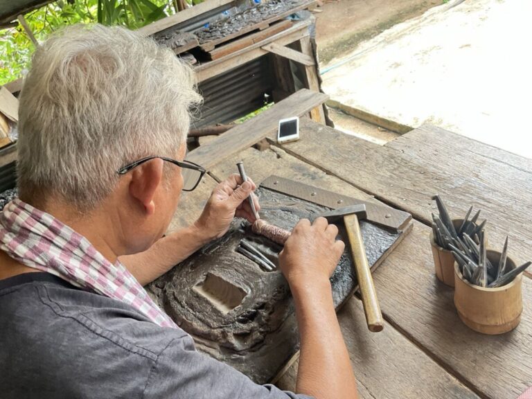 បទ​យកការណ៍៖ ជាងចម្លាក់ប្រាក់ស្ពាន់ រំលេចក្បាច់រចនានៃប្រាង្គប្រាសាទខ្មែរនៅលើវត្ថុប្រើប្រាស់ផ្សេងៗ